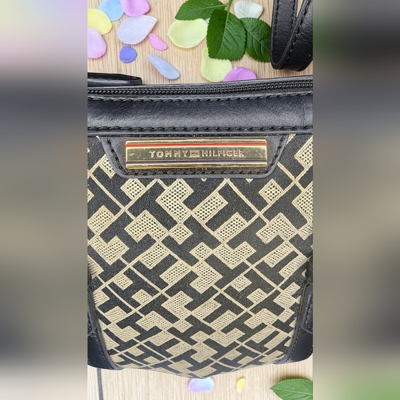 Tommy Hilfiger Monogram Crossbody Bag With Matching Wallet - Picture 3 of 14